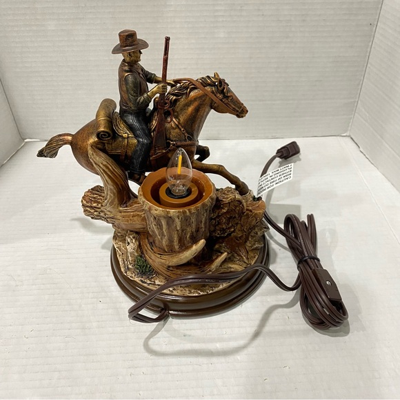 The Bradford Exchange John Wayne Bronze Pride Of The West Hurricane Lamp Read - Picture 3 of 5